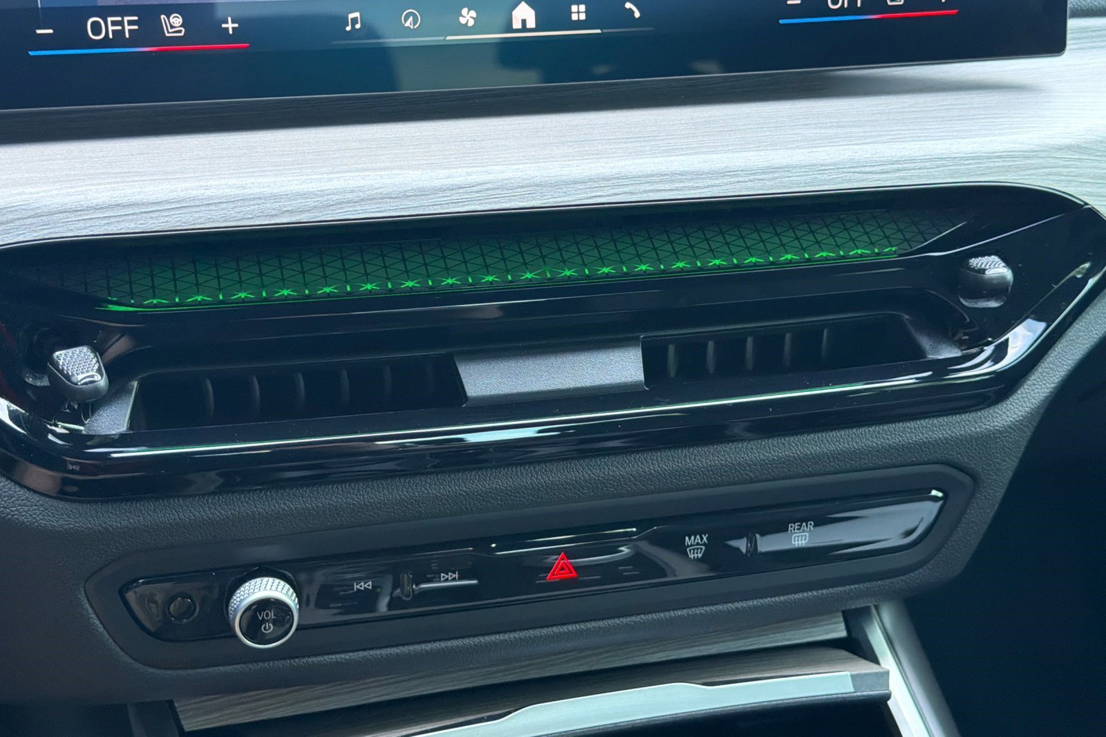 Used 2025 BMW 330i Sedan w/ Premium Package image 27