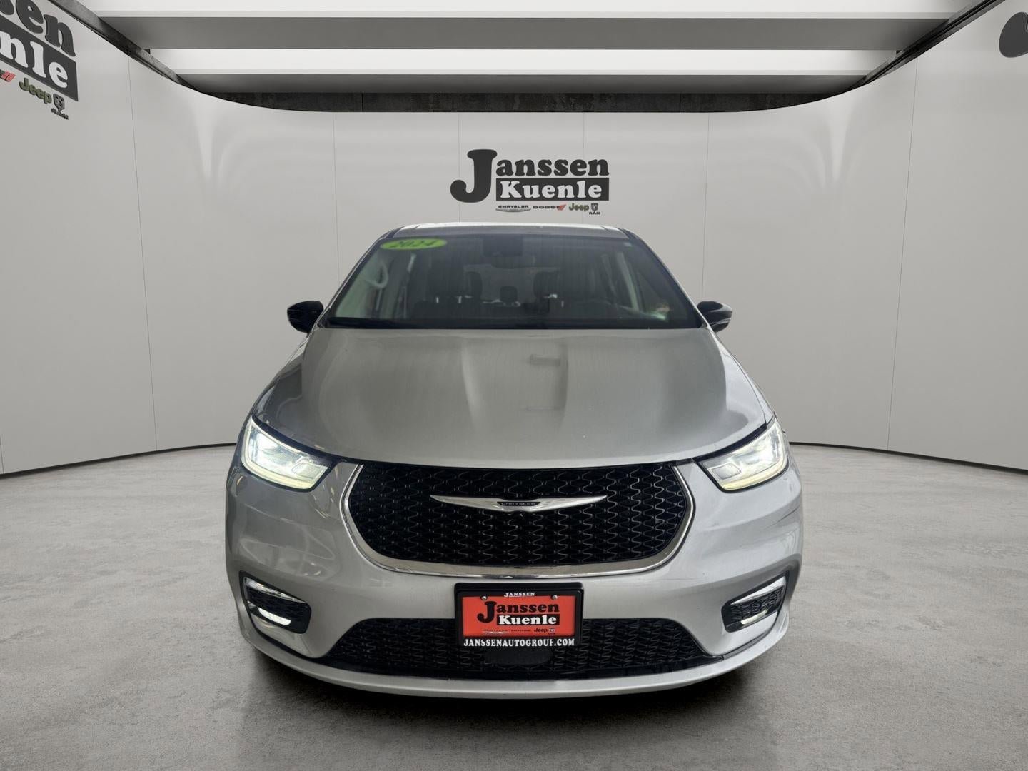 Used 2024 Chrysler Pacifica Touring-L FWD image 4
