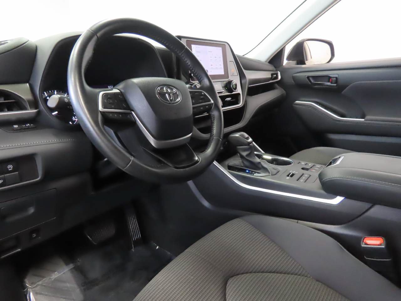 Used 2024 Toyota Highlander LE AWD/4WD image 8