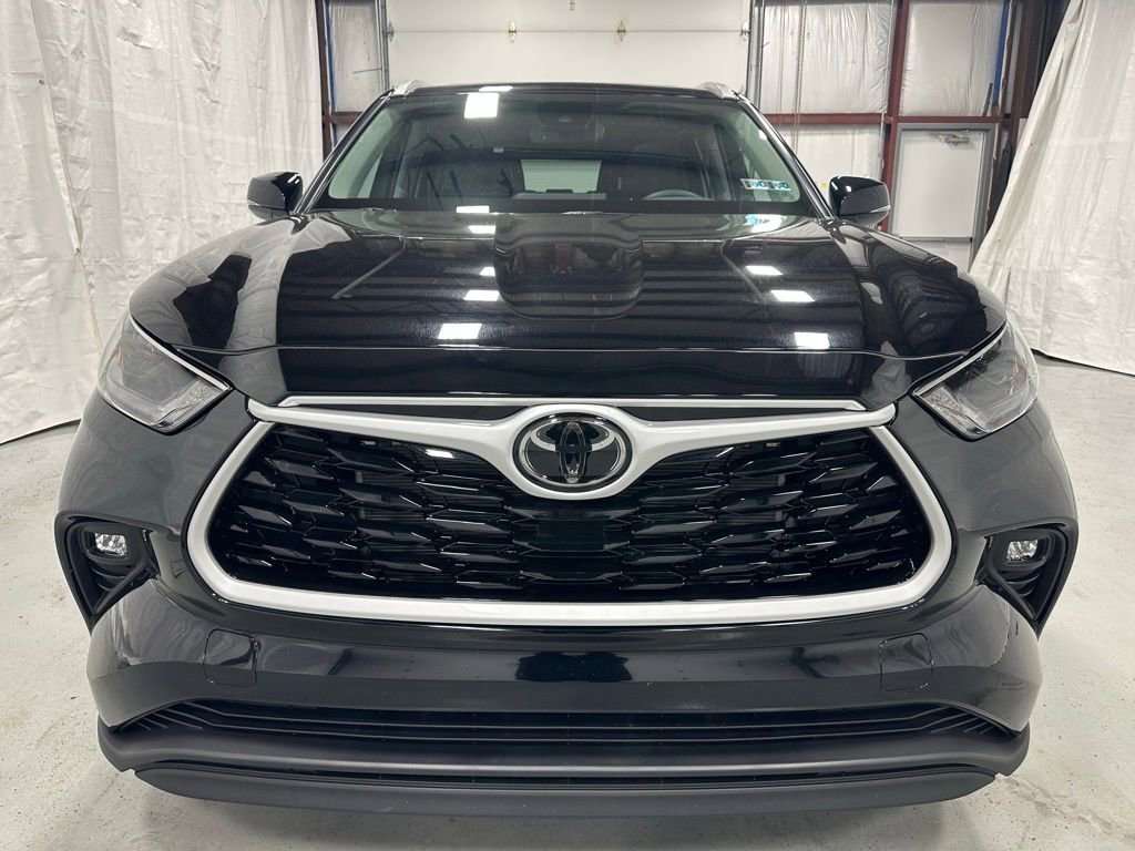 Used 2025 Toyota Highlander XLE image 2