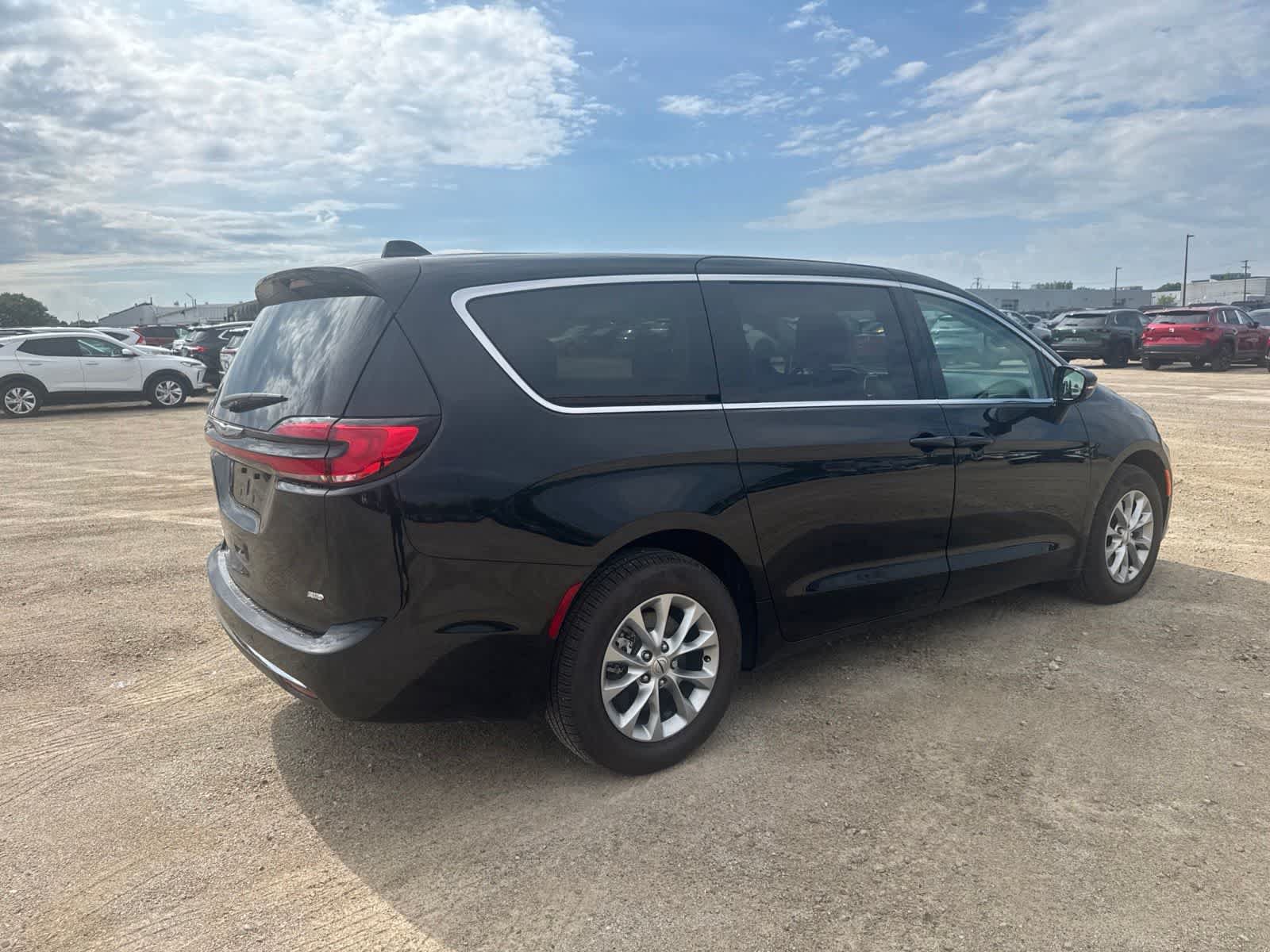 Used 2024 Chrysler Pacifica Touring-L AWD/4WD image 5