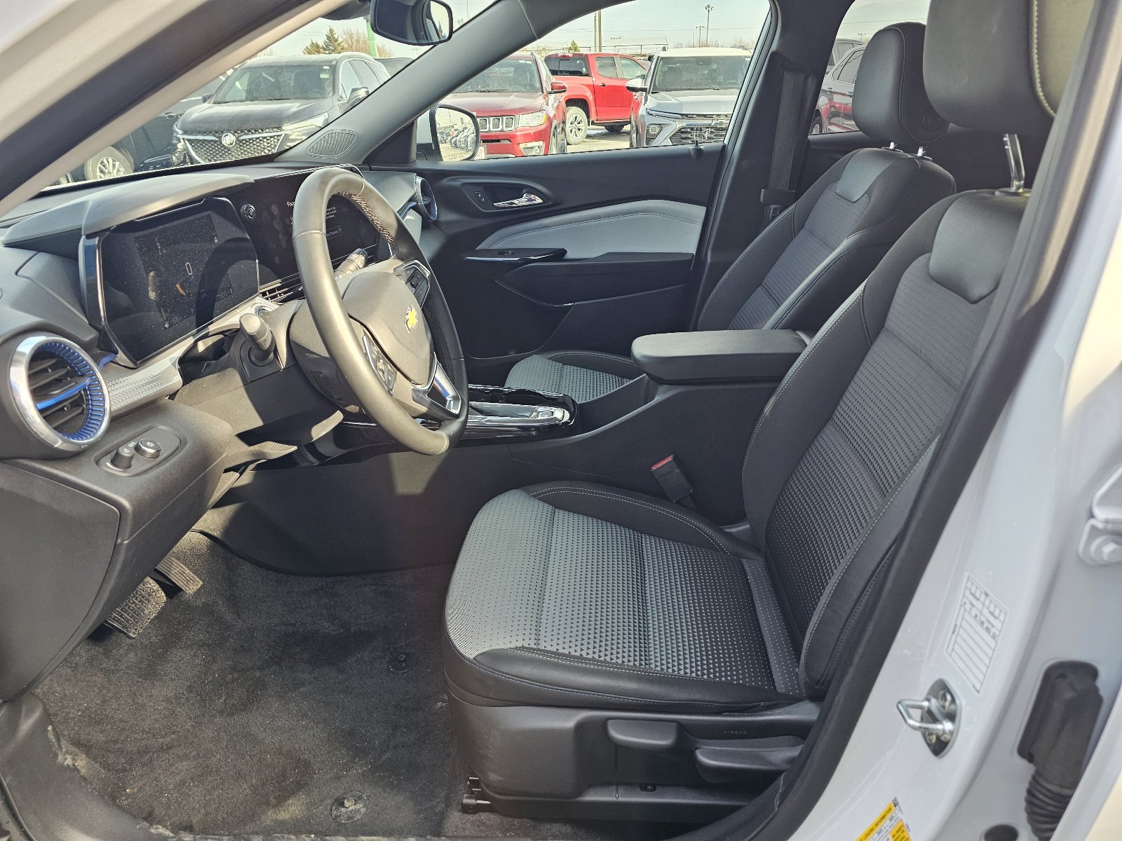 Used 2025 Chevrolet Trax LT w/ LT Convenience Package image 13