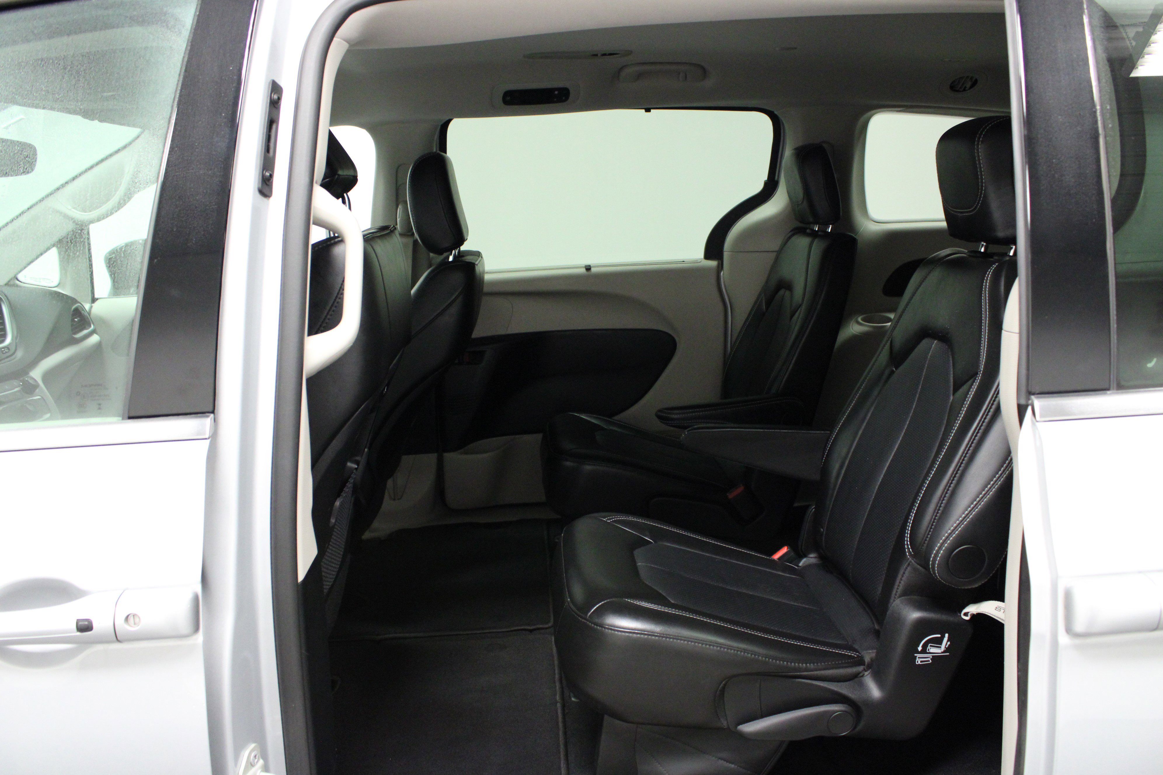 Used 2024 Chrysler Pacifica Touring-L image 13