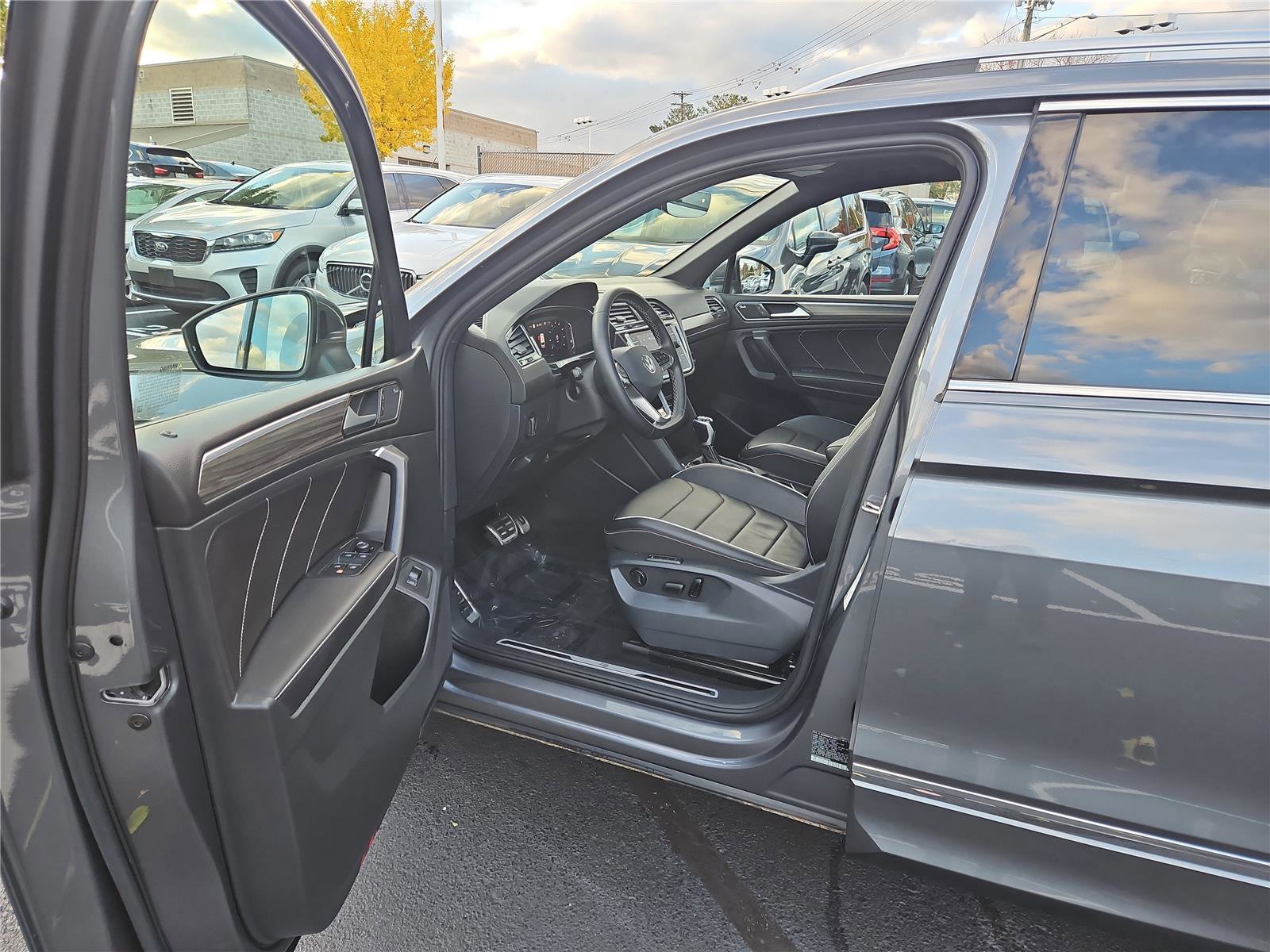 Certified 2023 Volkswagen Tiguan SEL R-Line image 12
