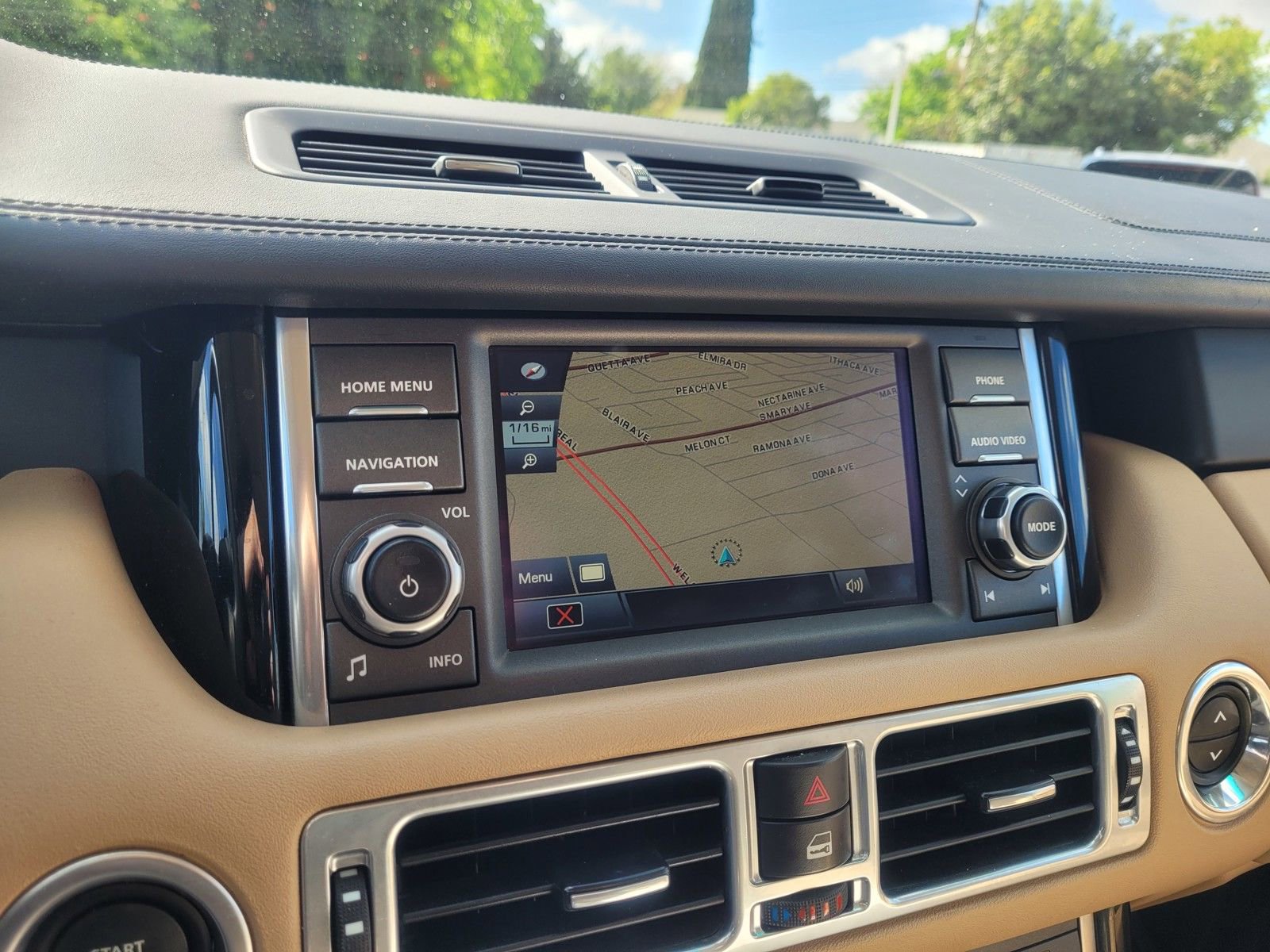 Used 2011 Land Rover Range Rover HSE LUX image 16