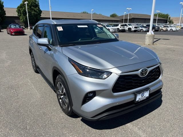 Used 2023 Toyota Highlander XLE FWD image 3