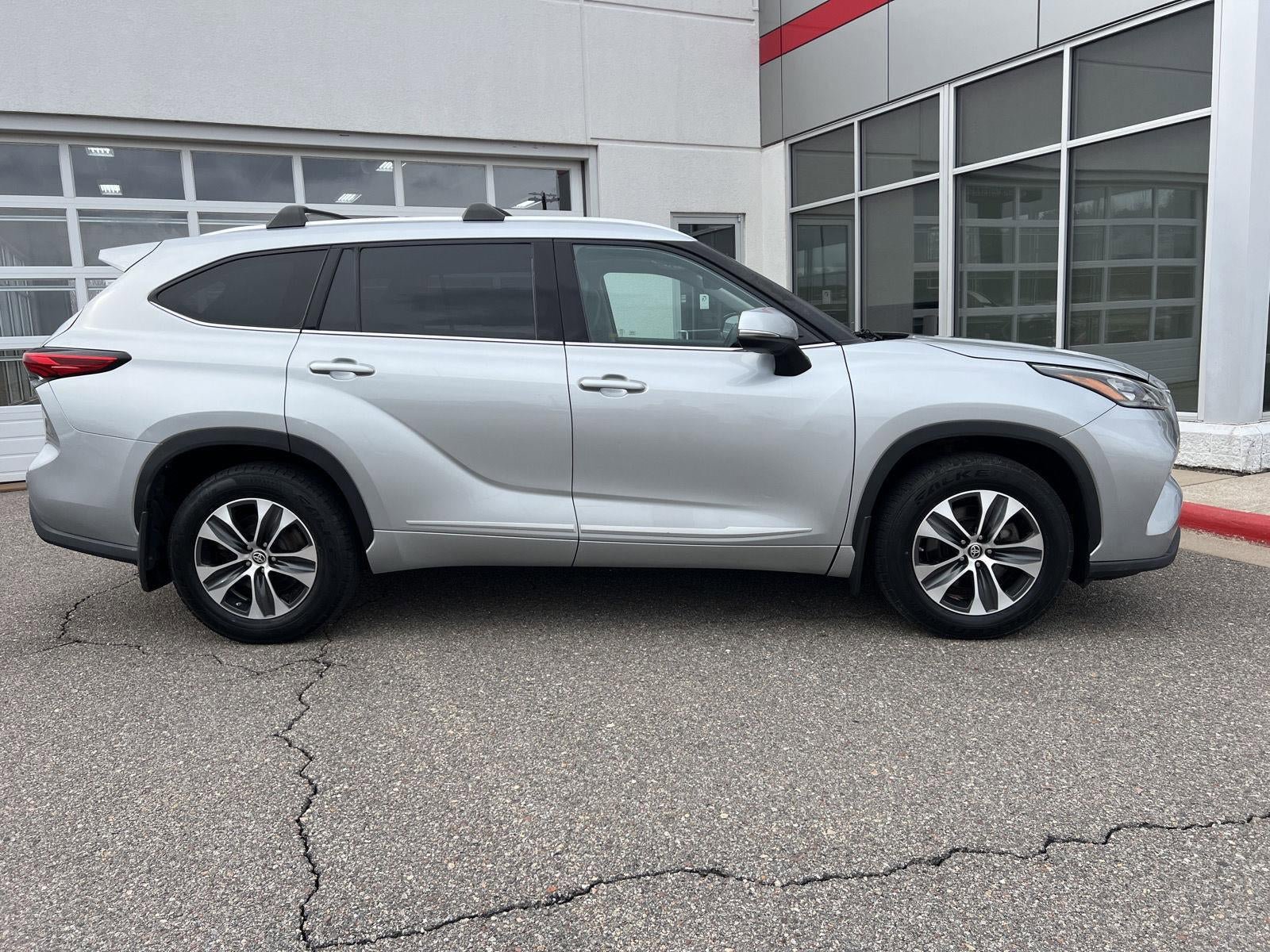 Used 2020 Toyota Highlander XLE AWD/4WD image 20