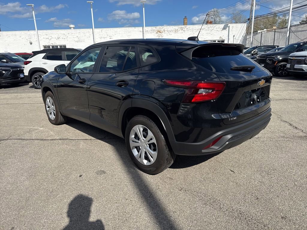 Used 2025 Chevrolet Trax LS FWD image 5