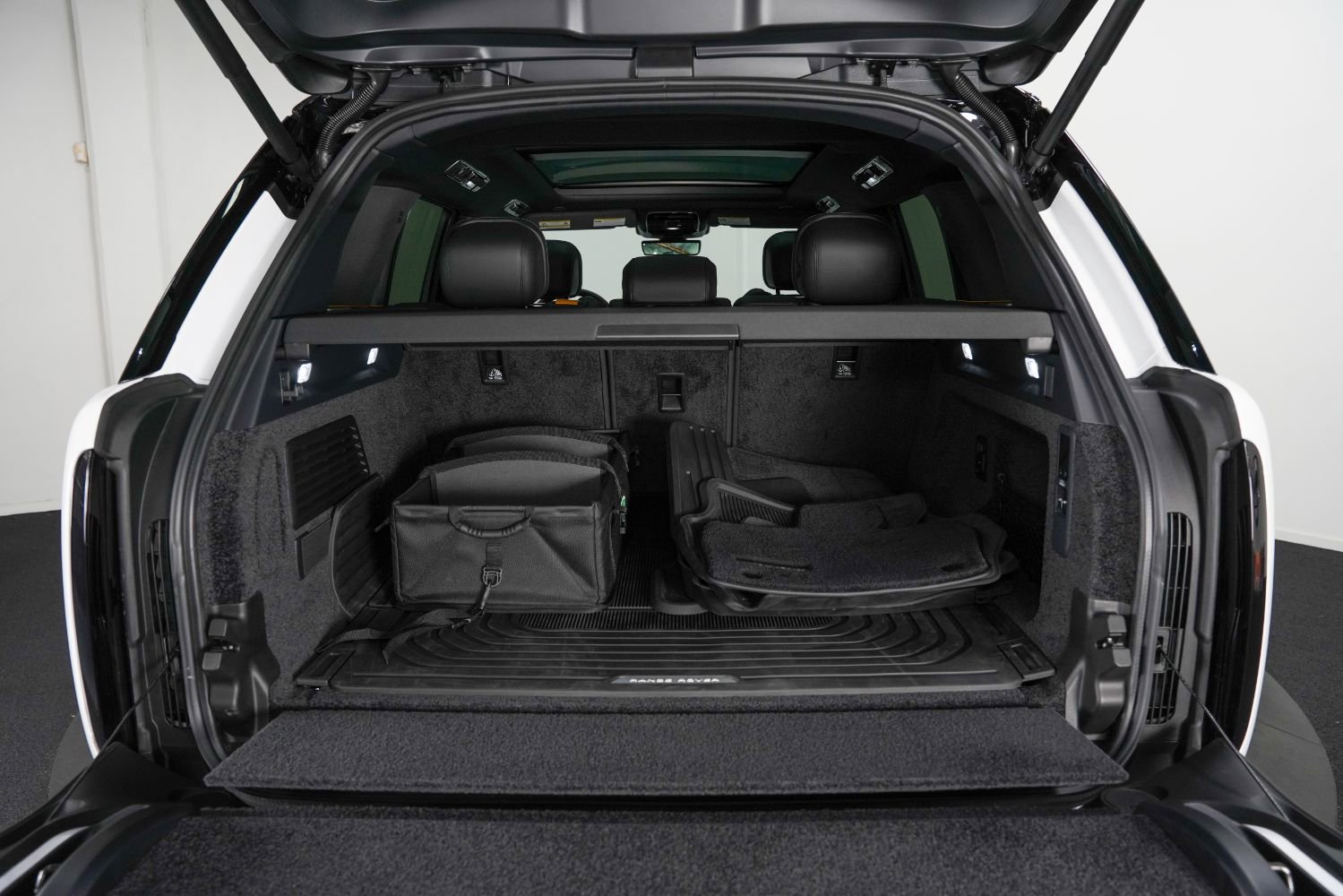 Used 2025 Land Rover Range Rover SE image 54