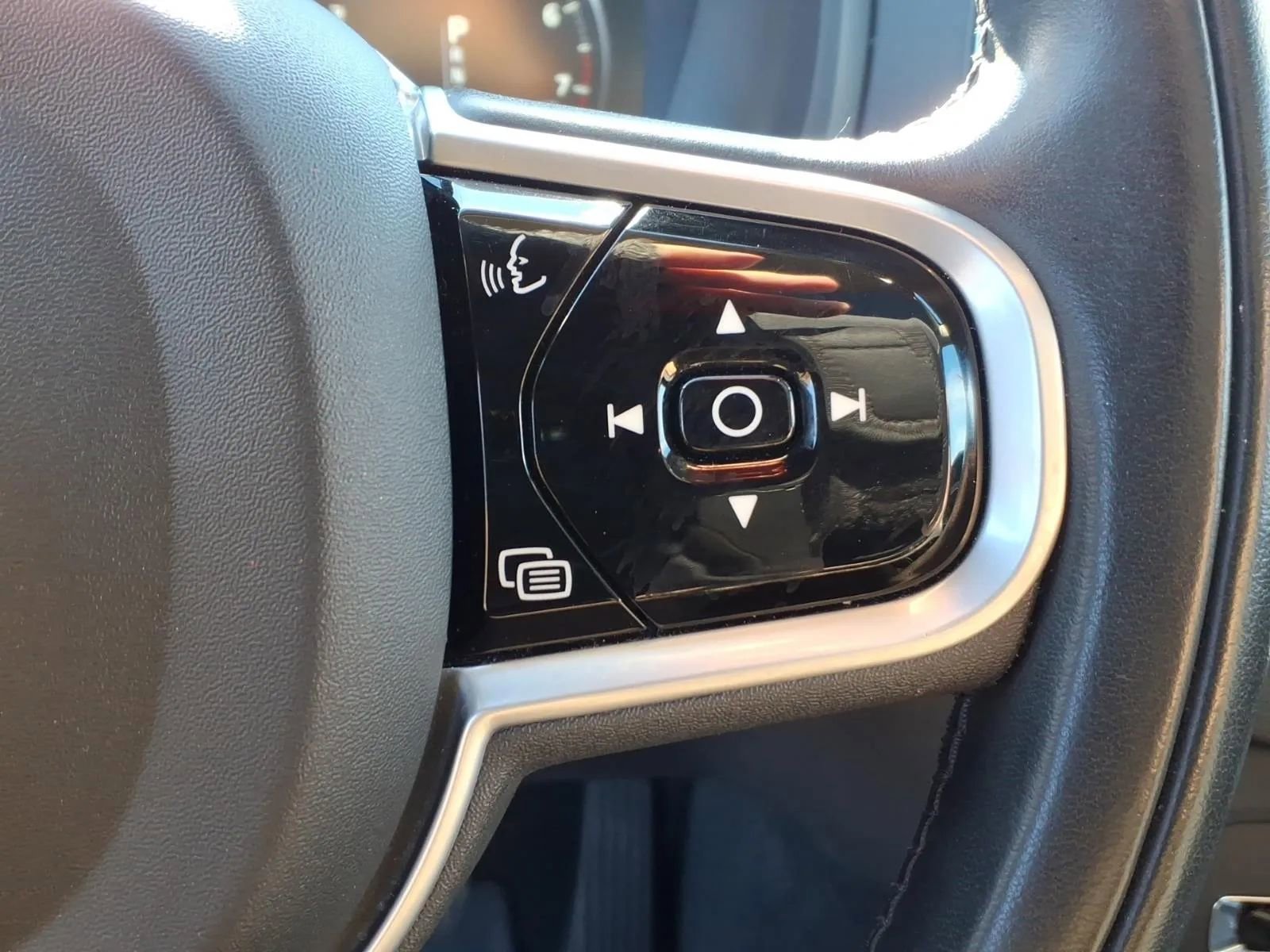 Used 2022 Volvo XC90 T5 Momentum w/ Climate Package image 31