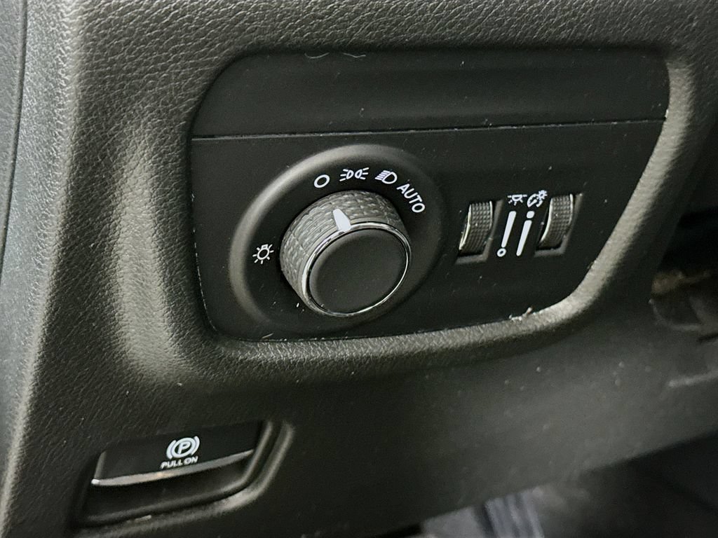Used 2023 Jeep Grand Cherokee Laredo AWD/4WD image 18