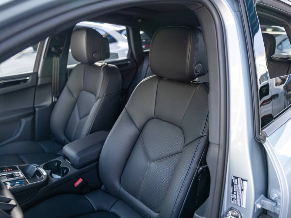 Certified 2026 Porsche Macan AWD/4WD image 5
