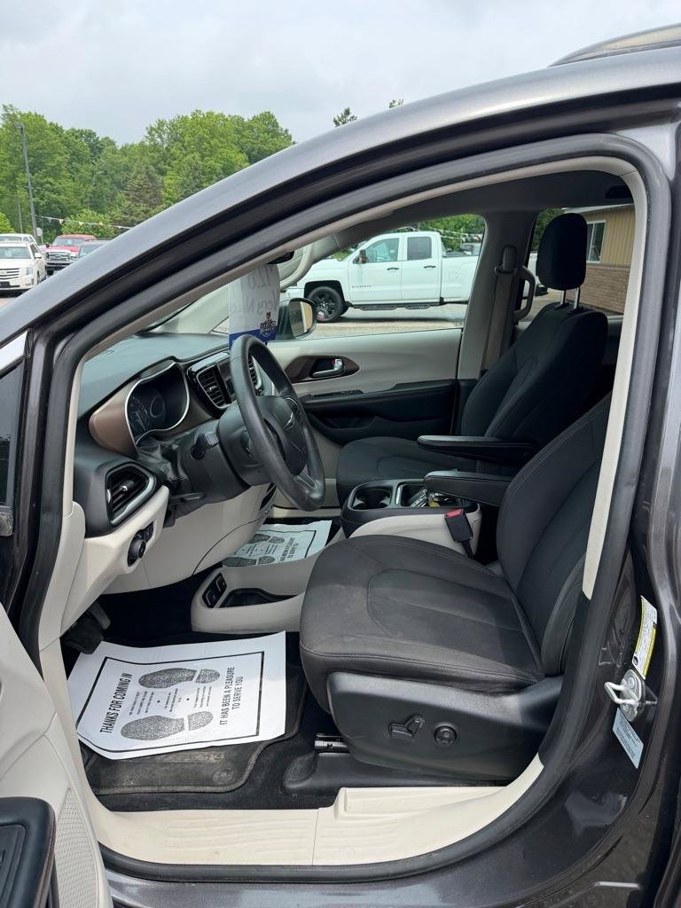 Used 2017 Chrysler Pacifica Touring Plus FWD image 27