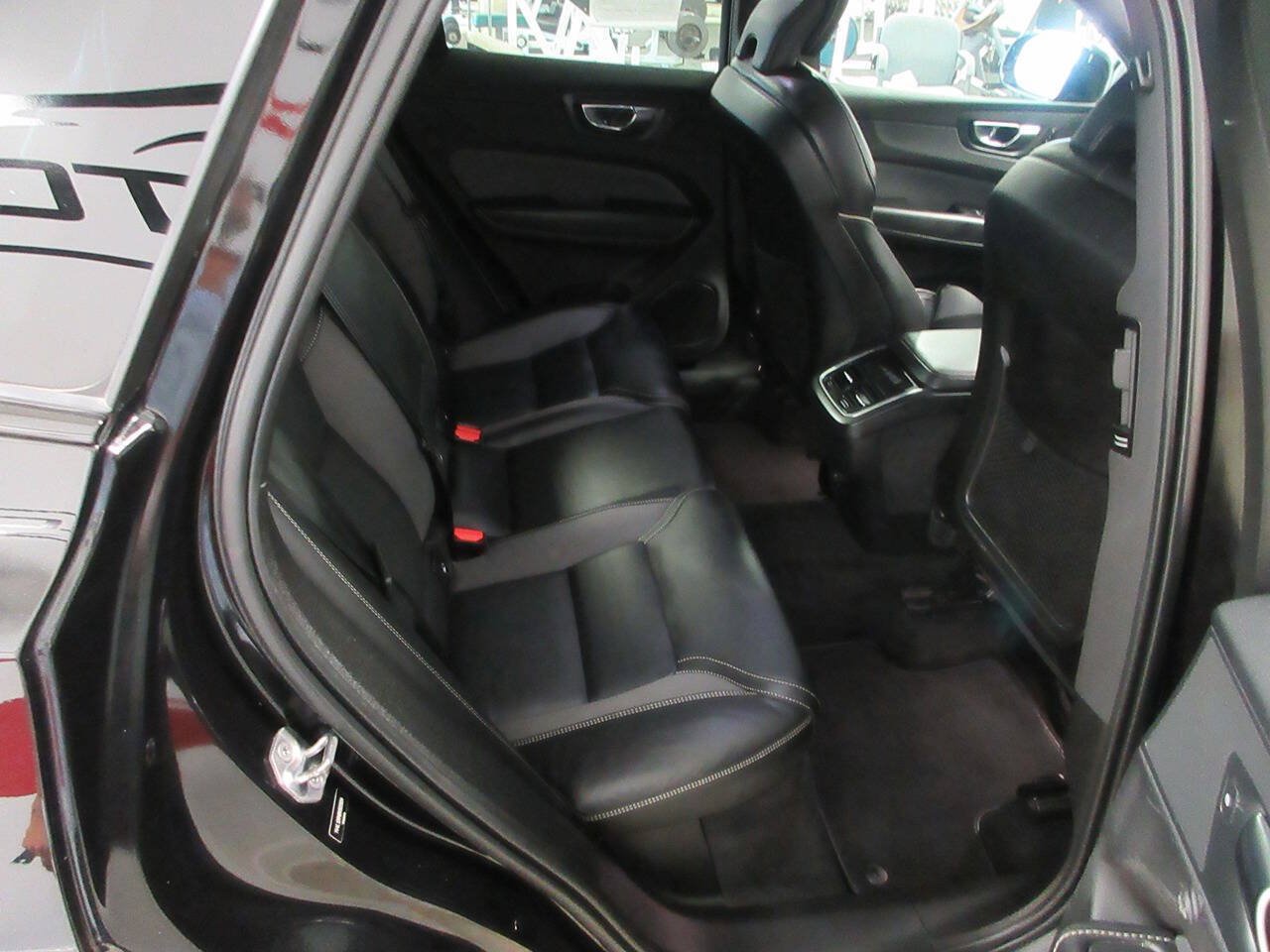 Used 2022 Volvo XC60 B5 R-Design w/ Advanced Package AWD/4WD image 23