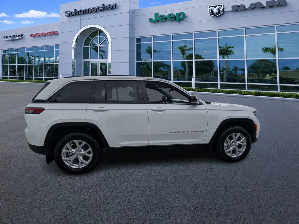 Certified 2023 Jeep Grand Cherokee Limited w/ Trailer Tow Prep Group (B) image 8