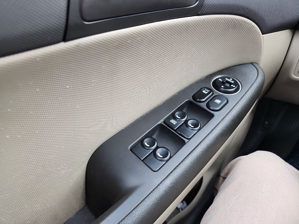 Used 2012 Hyundai Elantra GLS FWD image 23