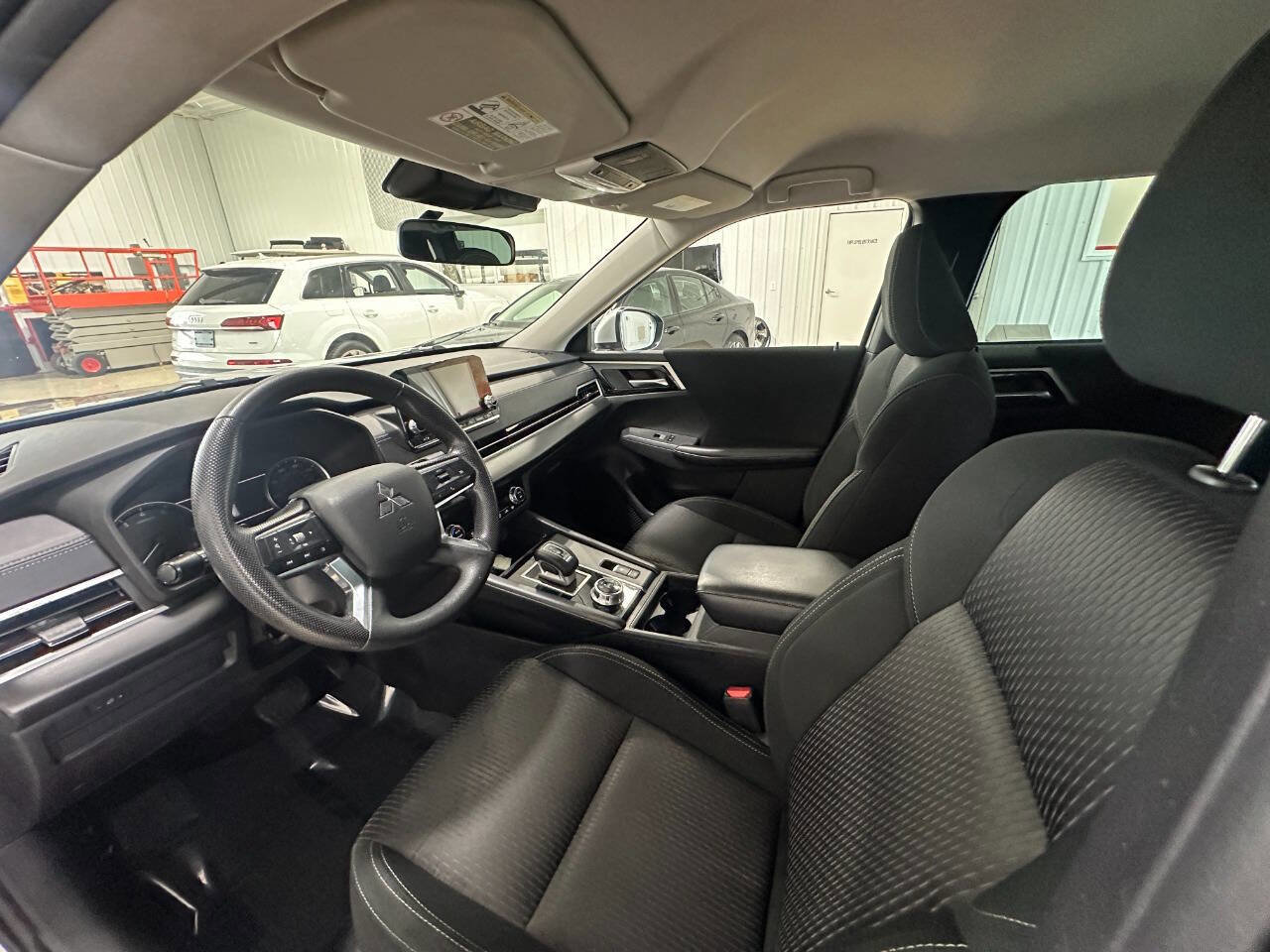 Used 2023 Mitsubishi Outlander ES image 21