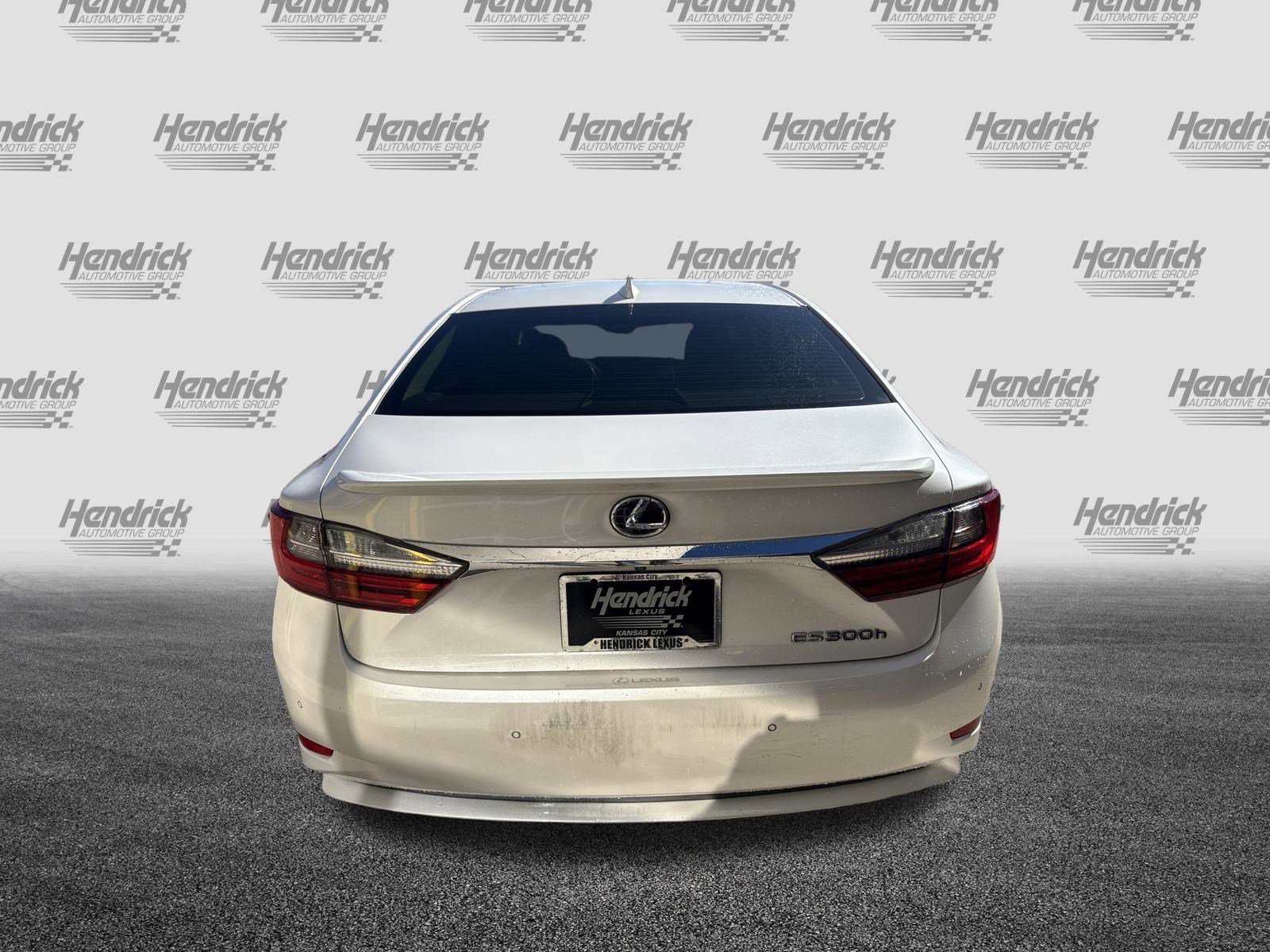 Used 2016 Lexus ES 300h w/ Luxury Package w/Wood Trim image 9