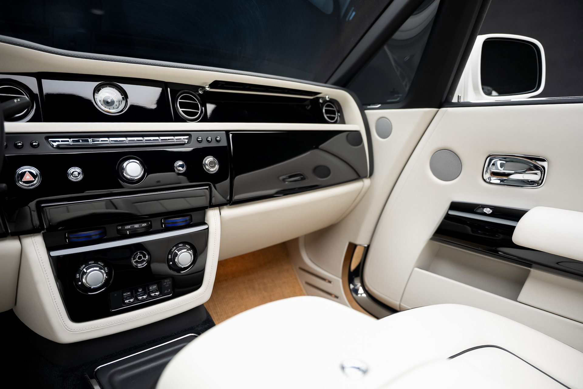 Used 2013 Rolls-Royce Phantom Drophead Coupe image 42