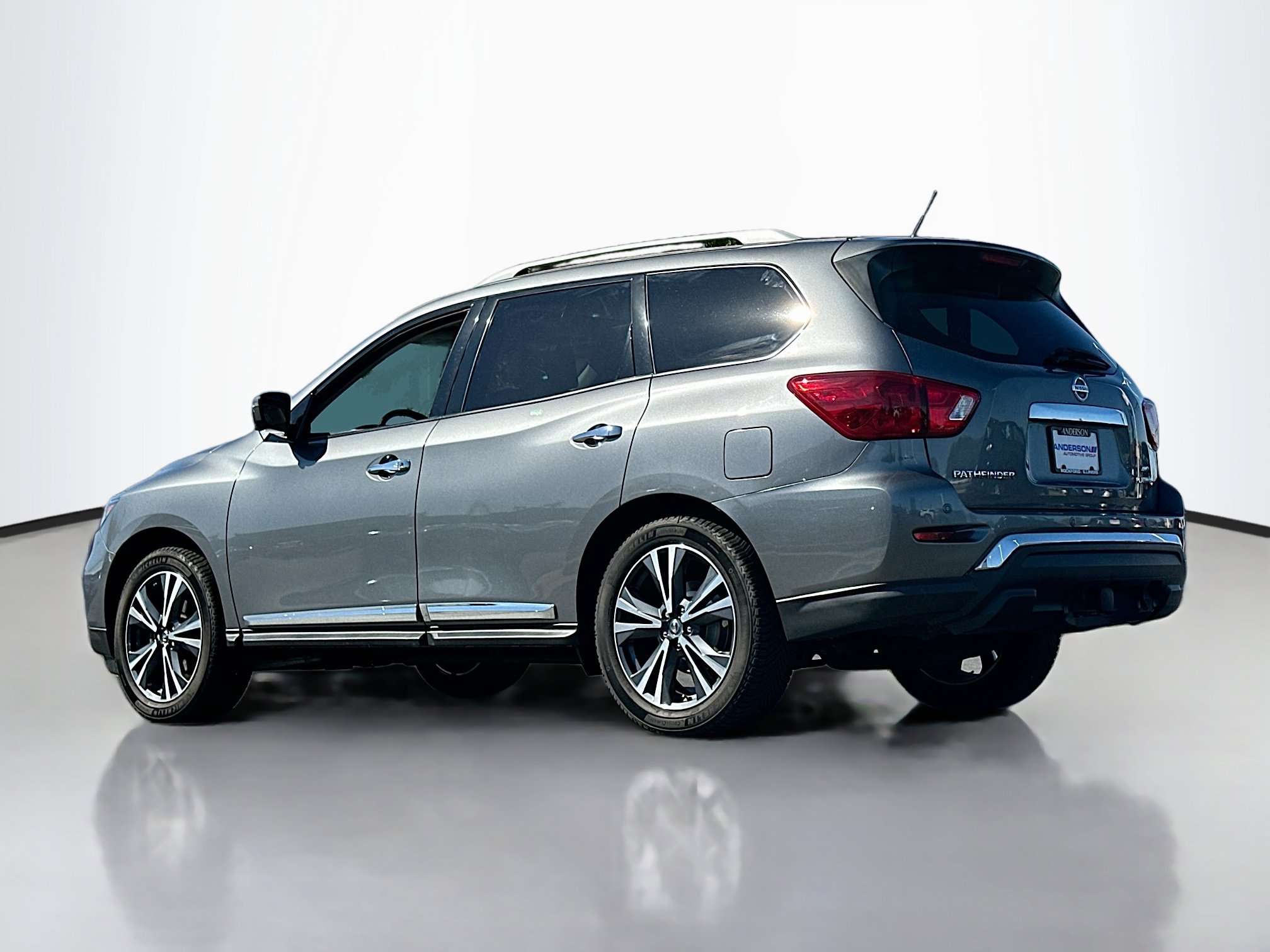 Used 2018 Nissan Pathfinder Platinum image 13