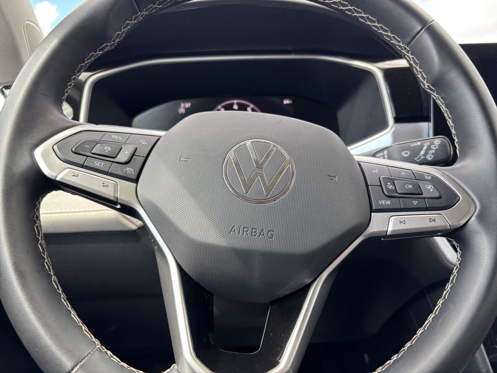 Used 2025 Volkswagen Taos SE FWD image 29