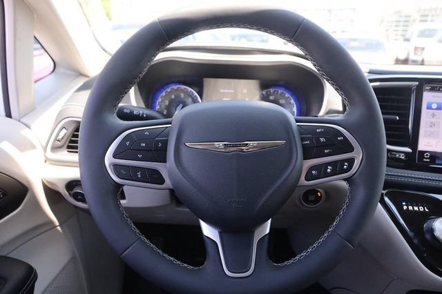 Used 2023 Chrysler Pacifica Touring-L w/ Uconnect Theater Family Group AWD/4WD image 12