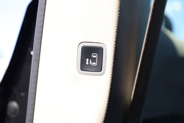 Used 2022 Chrysler Voyager LX image 28