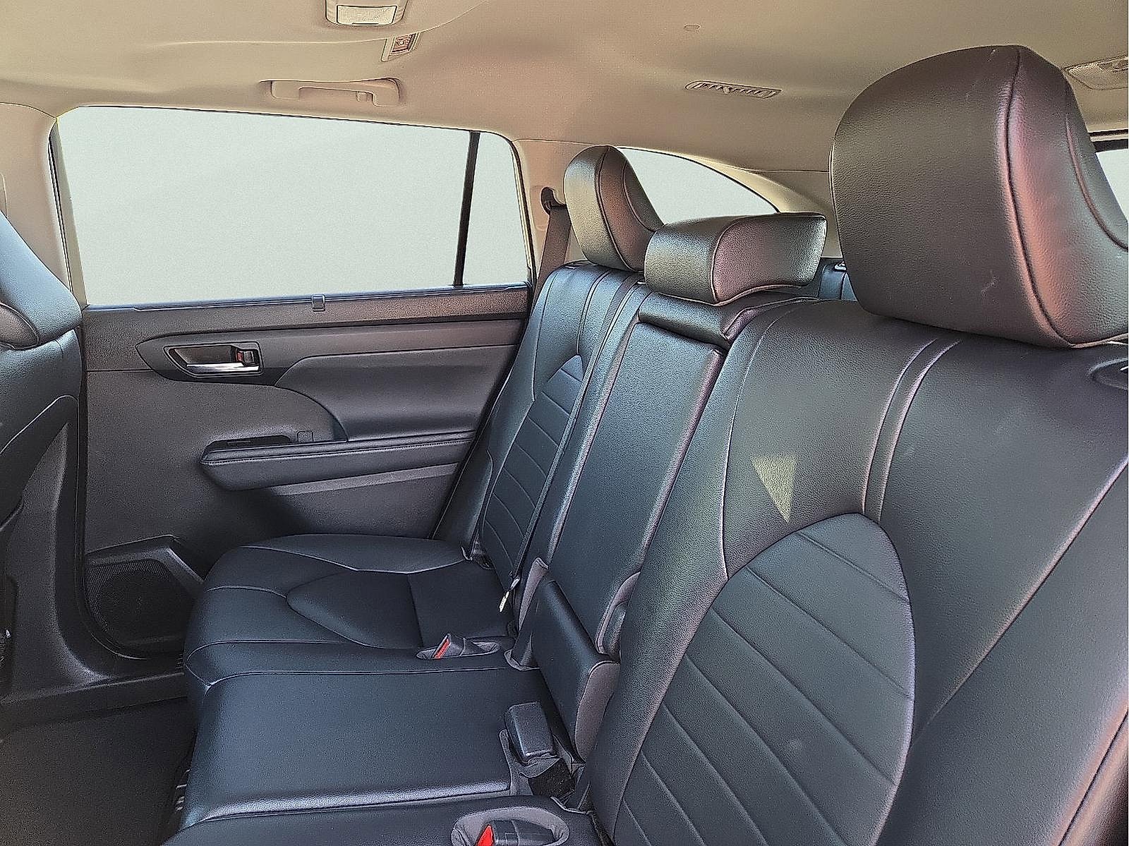 Used 2023 Toyota Highlander L image 10