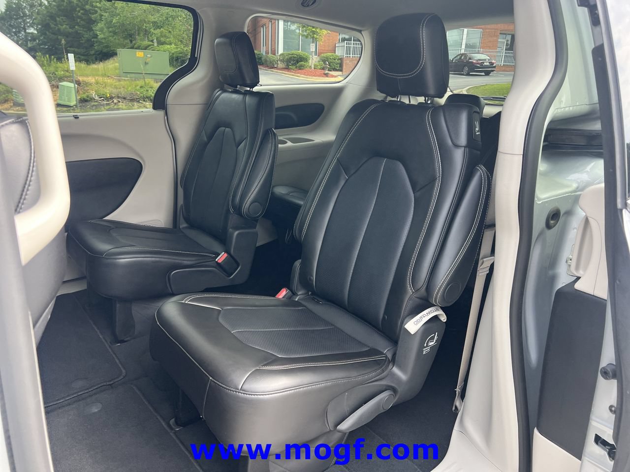 Used 2024 Chrysler Pacifica Touring-L FWD image 19