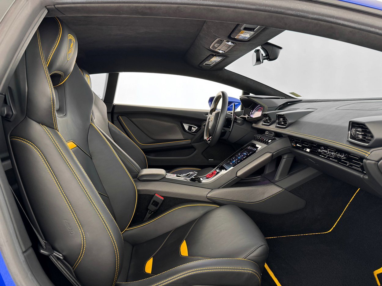 Used 2020 Lamborghini Huracan EVO image 25