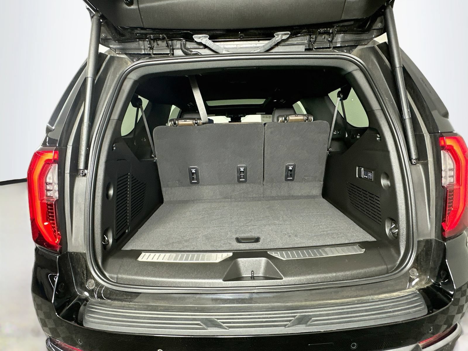 Used 2025 GMC Yukon XL Denali Ultimate AWD/4WD image 30