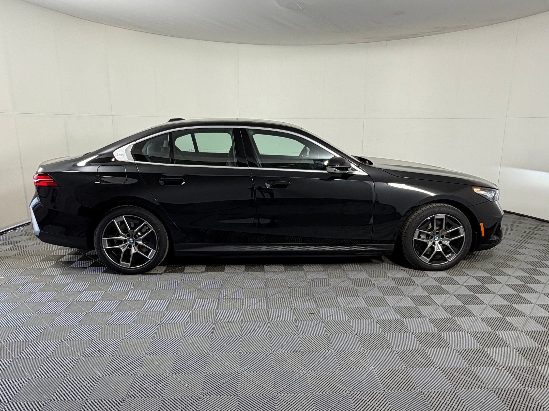 Used 2026 BMW i5 eDrive40 w/ Convenience Package RWD image 8