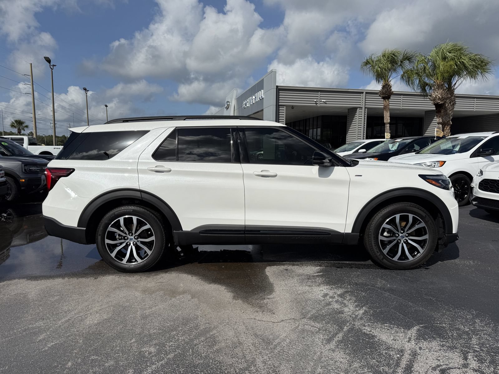 Used 2025 Ford Explorer ST-Line RWD image 3