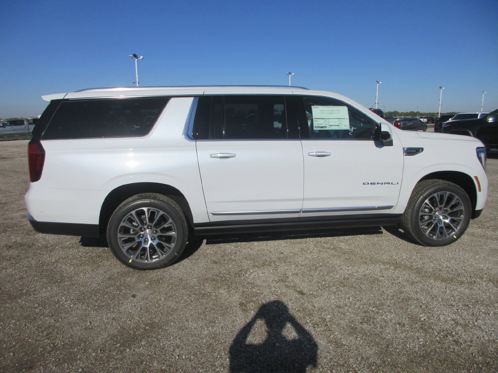 New 2027 GMC Yukon XL Denali w/ Denali Reserve Package AWD/4WD image 3