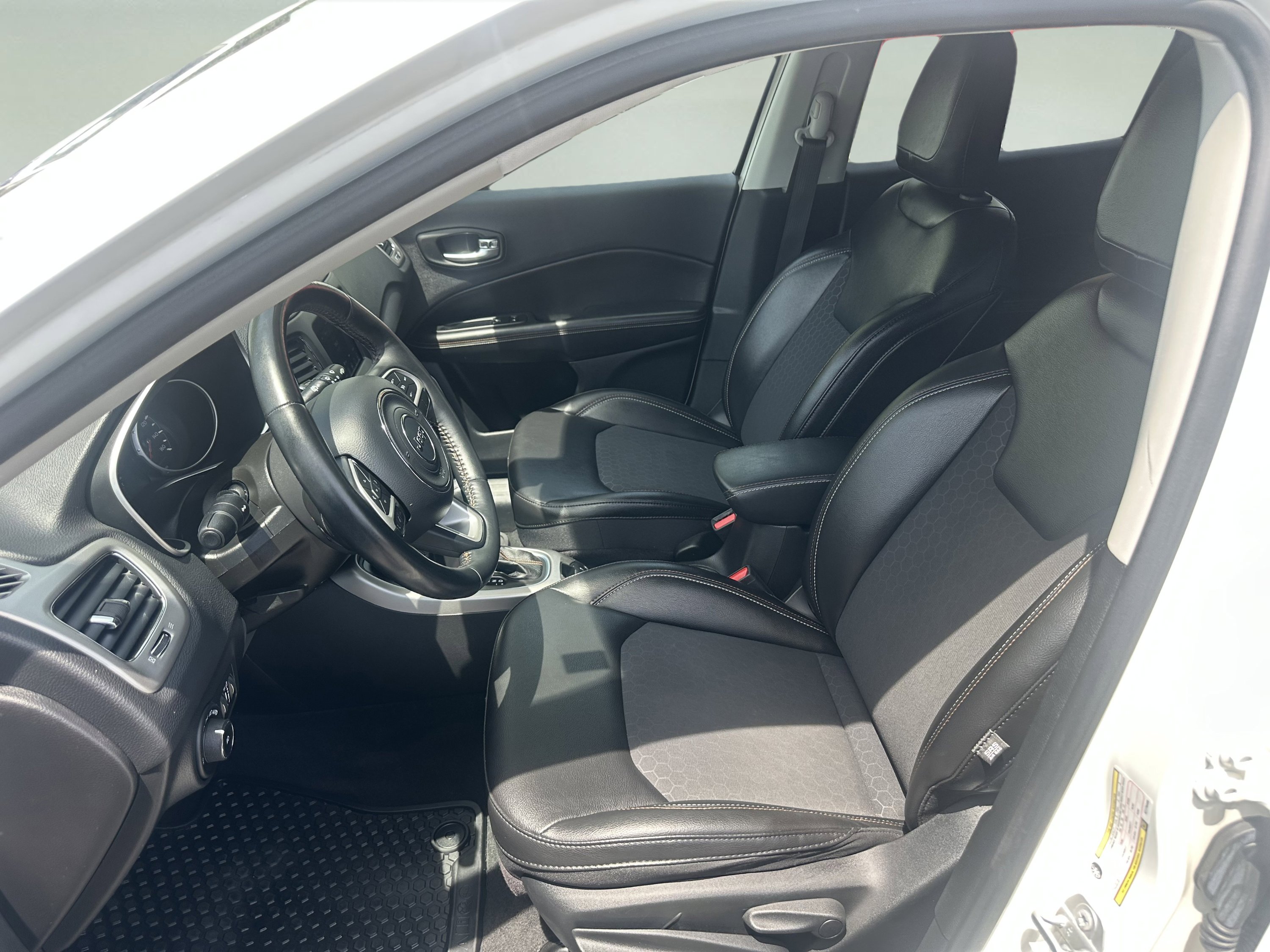 Used 2019 Jeep Compass Latitude w/ Cold Weather Group AWD/4WD image 9