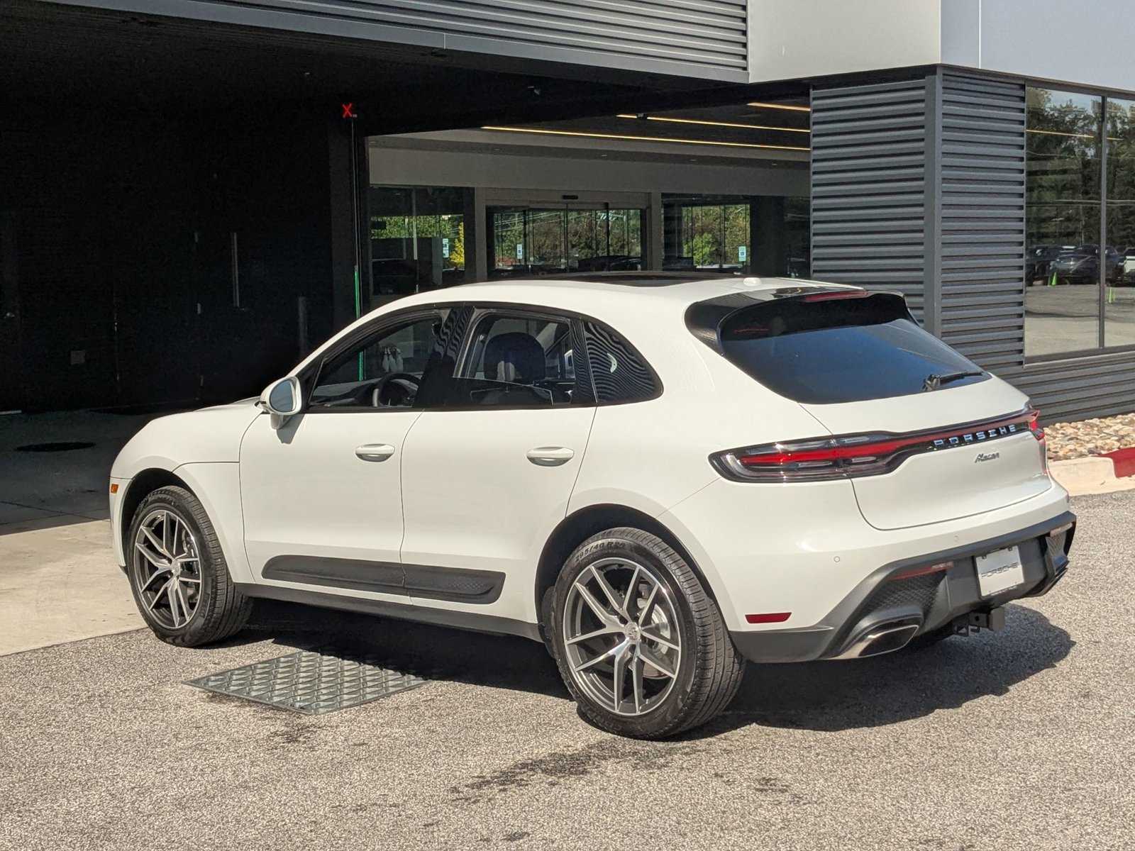 Certified 2026 Porsche Macan AWD/4WD image 3