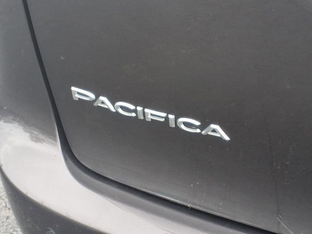 Used 2023 Chrysler Pacifica Touring-L FWD image 31