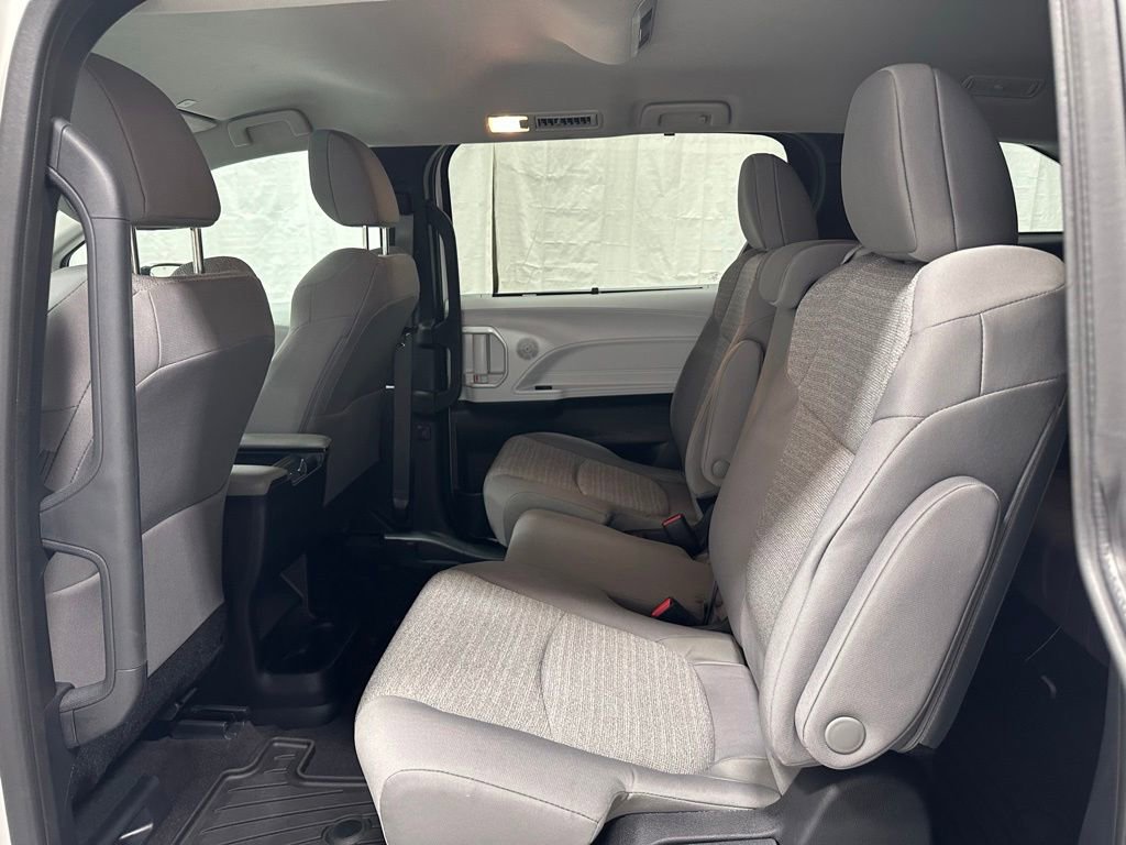 Used 2025 Toyota Sienna LE FWD image 45