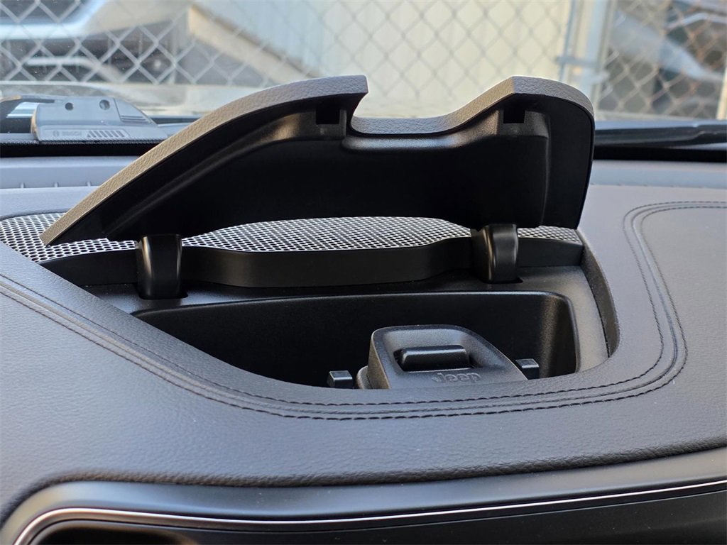 Used 2021 Jeep Cherokee Latitude Plus image 14