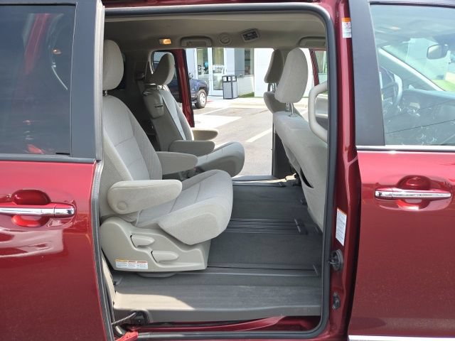 Used 2019 Toyota Sienna LE w/ LE Preferred Package FWD image 12