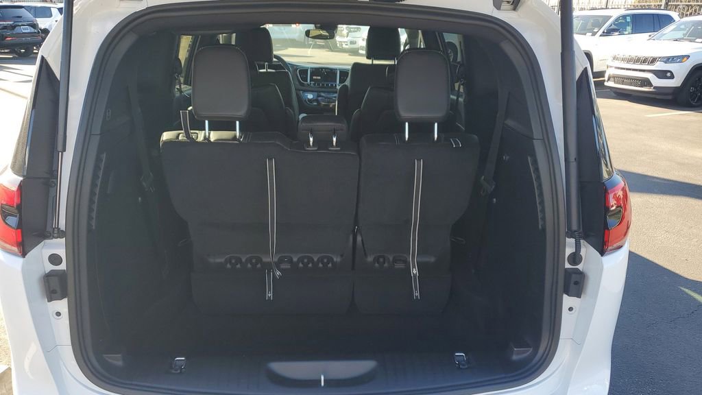 New 2026 Chrysler Pacifica Select image 9