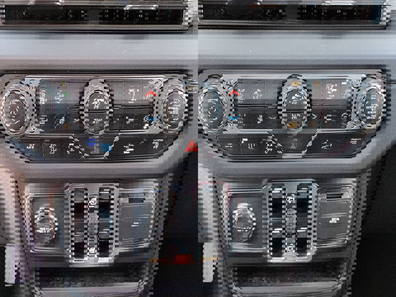 Used 2025 Jeep Wrangler Sahara image 18