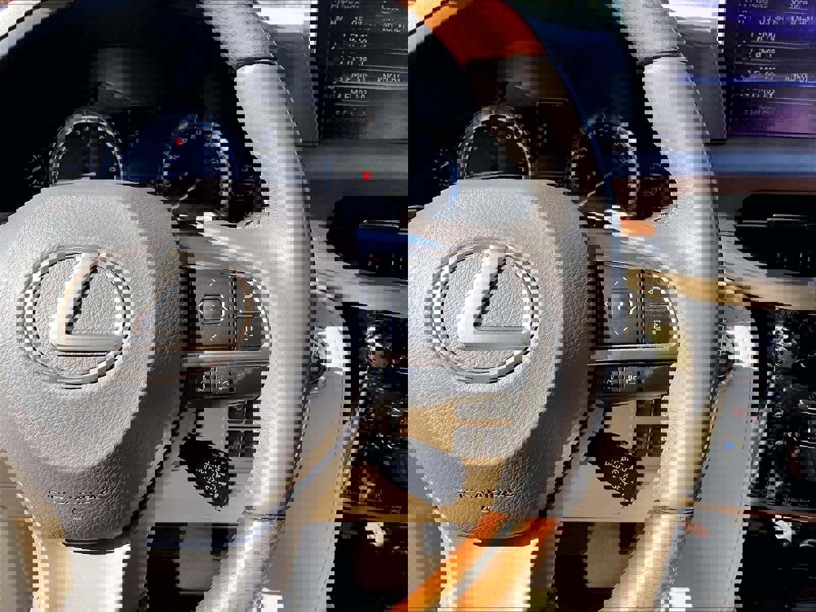 Used 2020 Lexus LX 570 4WD w/ Luxury Package image 20