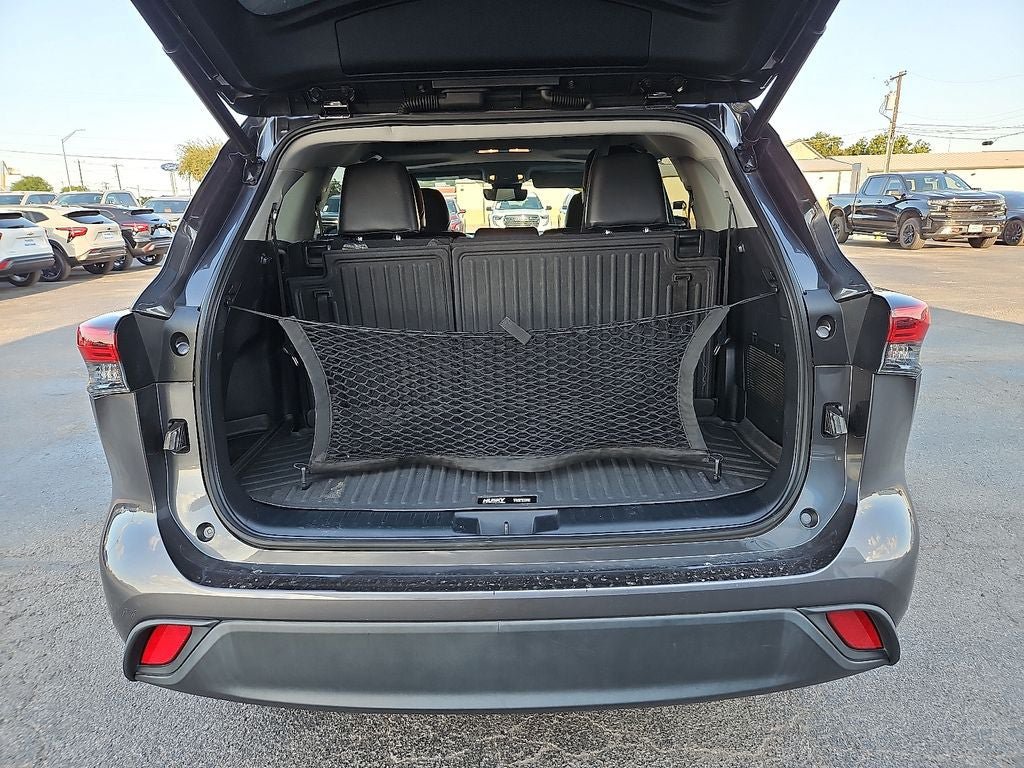 Used 2022 Toyota Highlander XLE FWD image 15