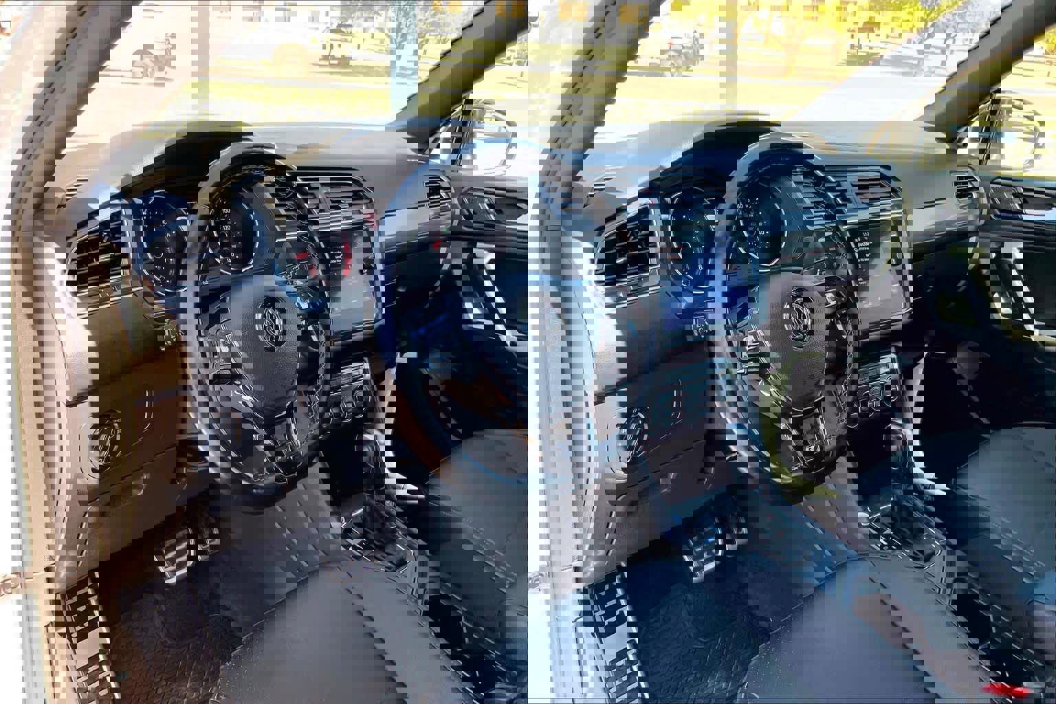 Used 2020 Volkswagen Tiguan SE R-Line image 18