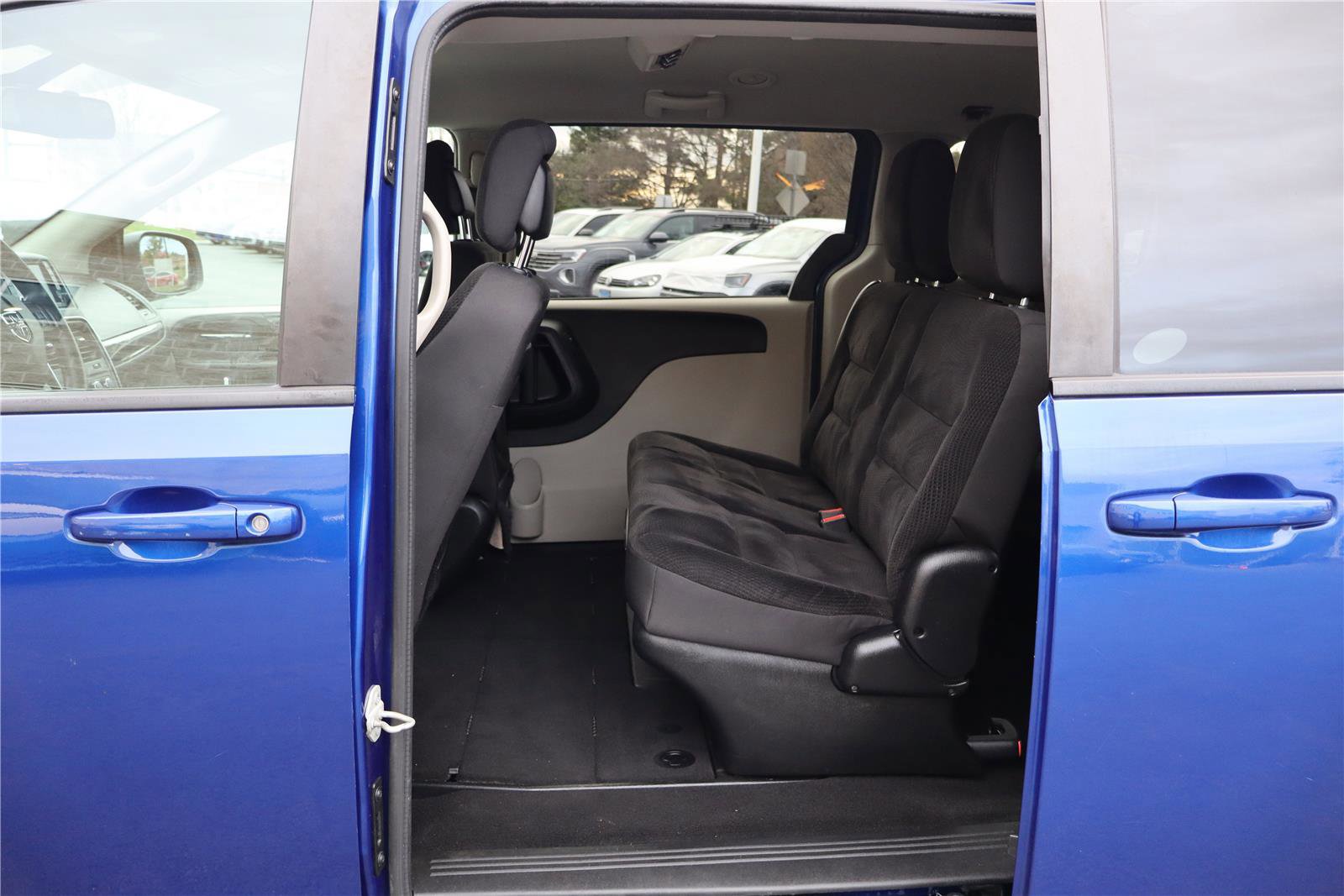 Used 2018 Dodge Grand Caravan SE w/ UConnect Hands-Free Group image 21