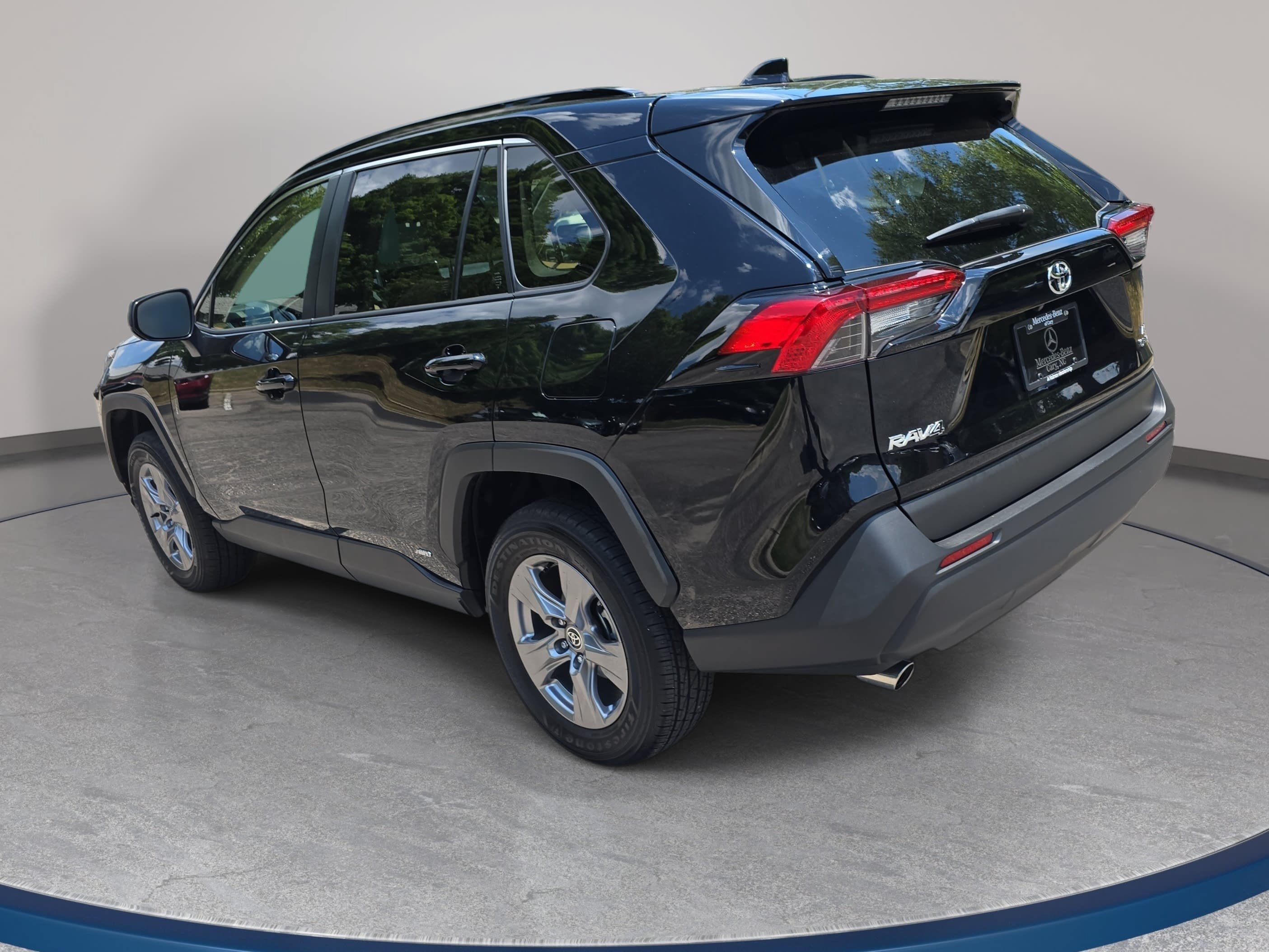 Used 2025 Toyota RAV4 LE AWD/4WD image 7