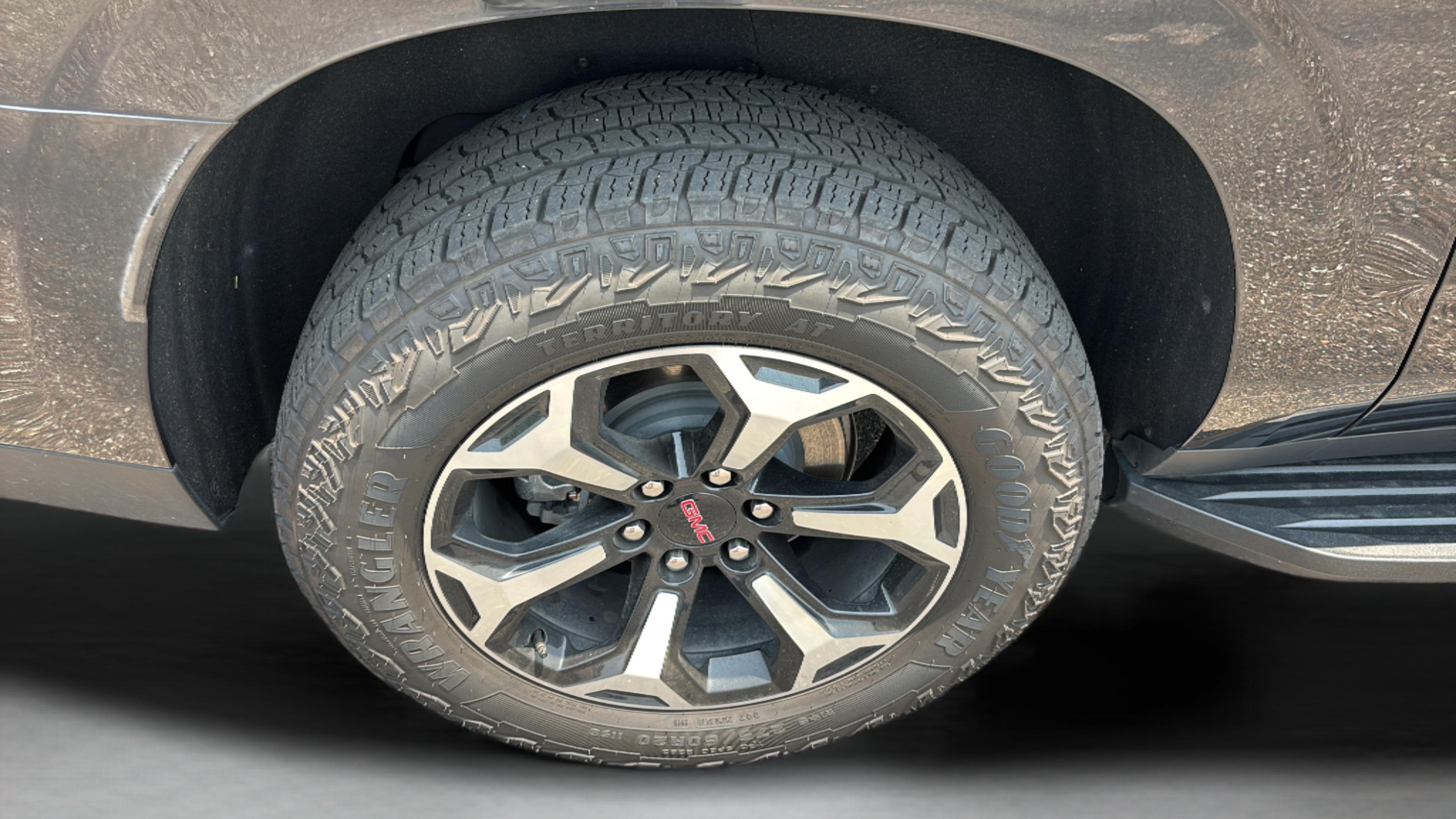 Used 2025 GMC Yukon XL AT4 AWD/4WD image 39
