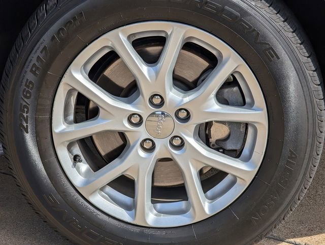 Used 2017 Jeep Cherokee Latitude w/ Cold Weather Group AWD/4WD image 10