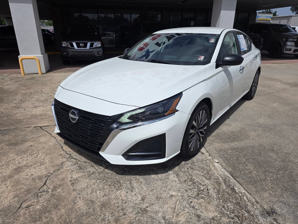 Used 2025 Nissan Altima 2.5 SV FWD image 2